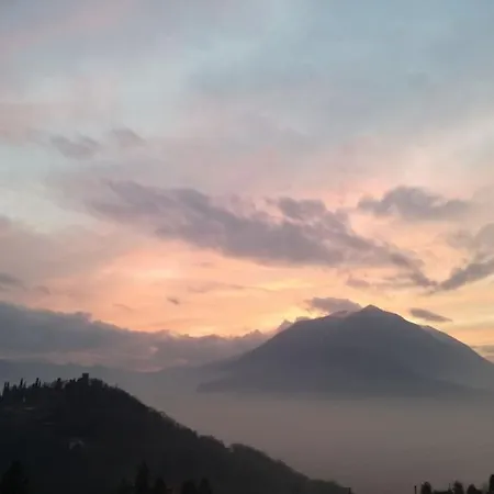 A Slice Of Heaven Over Como Lake... * 페를레도